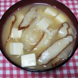 玉ねぎと薩摩揚げと豆腐の味噌汁☆